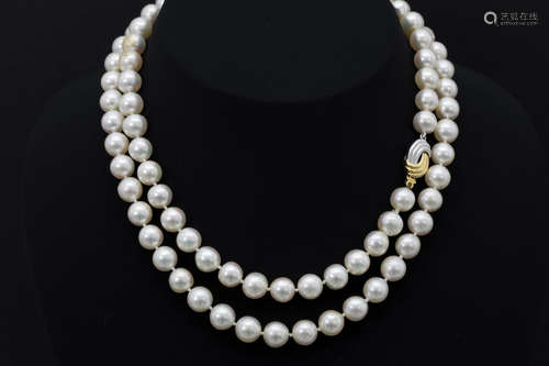 quite long necklace of pearls with a lock/clasp in yellow and white gold (18 carat) – with 5 more pearls