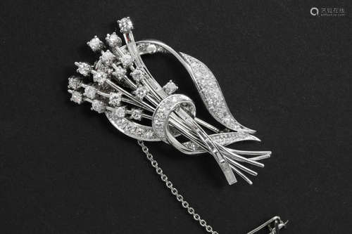 brooch in platinum with ca 1,50 carat of diamonds – with safety chain in white gold (18 carat)