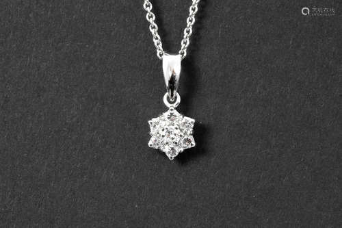 flowershaped pendant in white gold (18 carat) with ca 0,25 carat of very high quality brilliant cut diamonds – with a chain in white gold (18 carat)