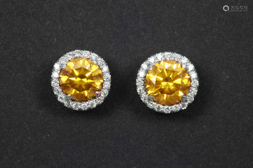 pair of earrings in white gold (18 carat) with ca 3 carat of fancy treated yellow color and ca 0,45 carat of white high quality brilliant cut diamonds