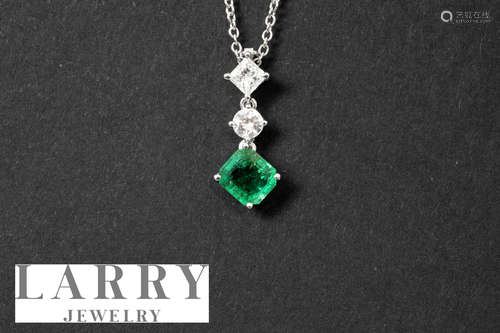 English “Larry” pendant in platinum with a ca 1 carat emerald and ca 0,35 carat of very high quality brilliant cut diamonds  –  with a chain in white gold (18 ct)  –  signed