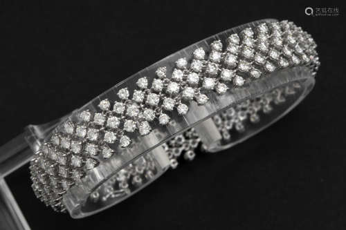 superb bracelet in white gold (18 carat) with at least 9,60 carat of very high quality brilliant cut diamonds