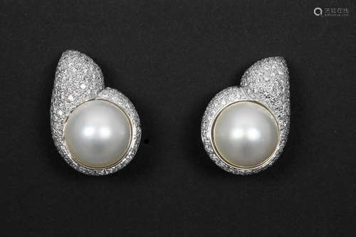 pair of earrings in white gold (18 carat) with round Mabé-pearls and ca 3,50 carat of very high quality brilliant cut diamonds