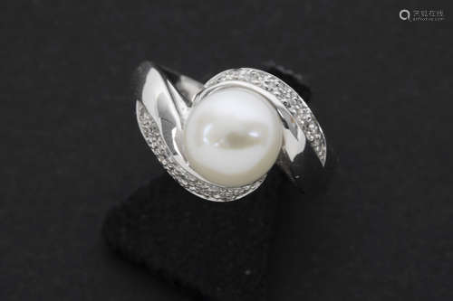 ring in white gold (18 carat) with a pearl and ca 0,35 carat of high quality brilliant cut diamonds