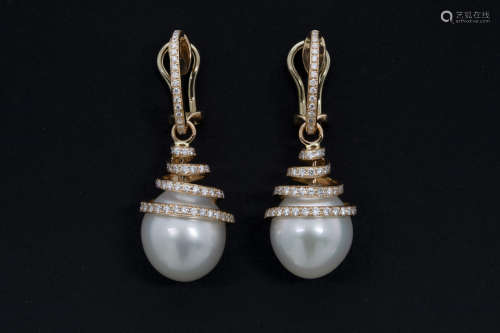 pair of very elegant and fashionable earrings in pink gold (18 carat), each with a quite big SouthSea pearl and in total  ca 1,60 carat of very high quality brilliant cut diamonds