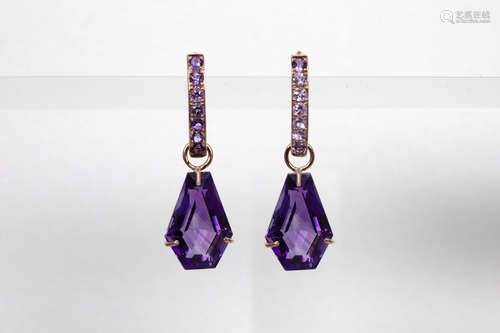 pair of earrings in pink gold (18 carat) with ca 13 carat of amethyst with nice color