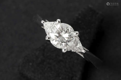 a bluewhite (E) 0,76 carat brilliant cut diamond and two small triangel cut diamonds set in a ring in white gold (18 carat)