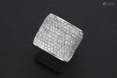 modern ring in white gold (18 carat) with ca 2,60 carat of high quality brilliant cut diamonds