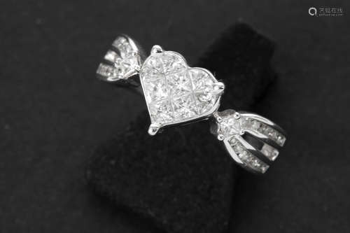 ring in white gold (18 carat) with ca 1 carat of high quality princess’ and brilliant cut diamonds