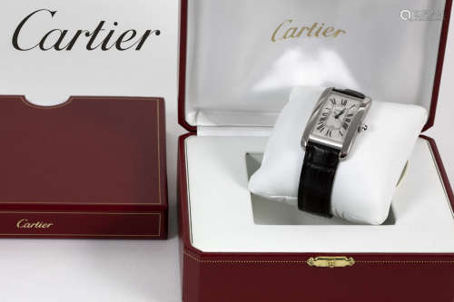 completely original automatic “Cartier Tank americaine XL” wristwatch (with date) in white gold (18 carat) – with its box and papers – marked