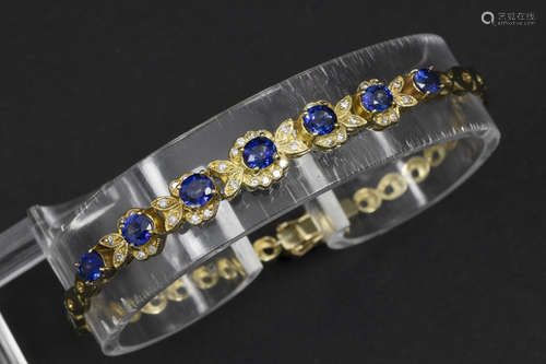 bracelet in yellow gold (18 carat) with ca 2,60 carat (most probably Sri Lankan) sapphire and ca 0,15 carat high quality brilliant cut diamonds