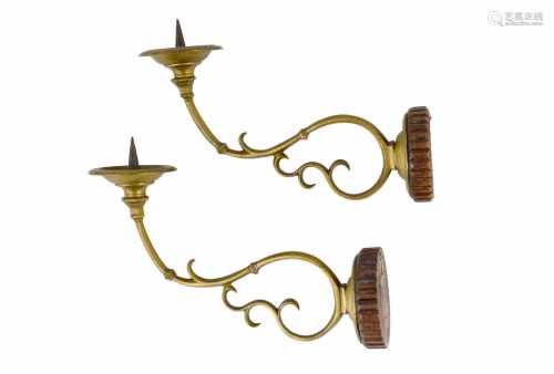 Stel bronzen pin-wandkandelaars. Pinnen van latere datum. Italië, 16e eeuw. L. 27,5 cm.