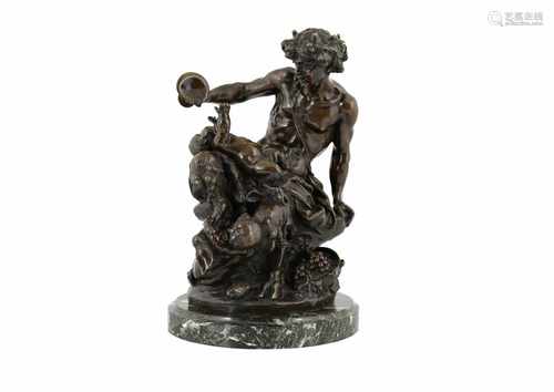 Bronzen beeldengroep van faun met putto, op groen marmeren sokkel. Gesigneerd Clodion. Frankrijk,