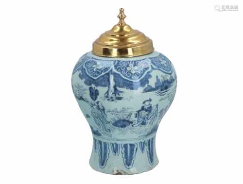 Delfts blauw aardewerk balustervaas met later (19e eeuws) messing deksel, met chinoiserie decor