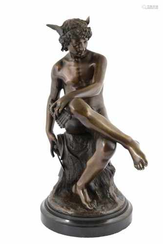 Bronzen sculptuur 'Mercurius op boomstronk', gesigneerd Pierre Marius Montagne. H. 67 cm.