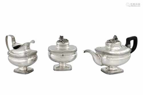 Driedelig zilveren theeservies, bestaande uit een theepot met houten handgreep, melkkannetje en