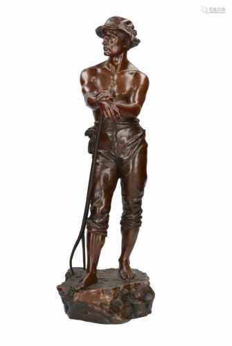 Bronzen sculptuur van een arbeider, met inscriptie 'par CH. Levy, Salon des Beaux-Arts'. Met