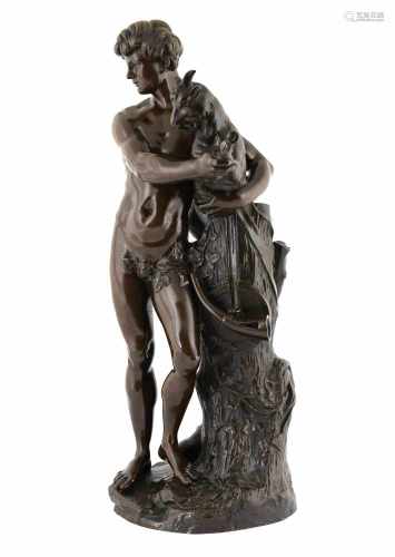 Bronzen sculptuur van een man met geit. Niet gesigneerd. H. 65 cm.