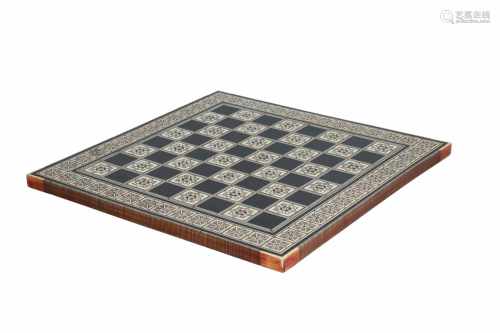 Een mahoniehouten schaakbord, ingelegd met ivoor en parelmoer. Mogelijk Anglo Indian, eind 19e eeuw.