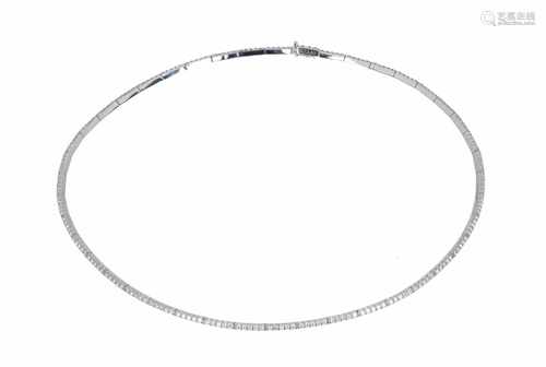 18-kt witgouden collier bezet met ca. 213 briljant geslepen diamanten. Tot. ca. 3.28 ct. Gesign.