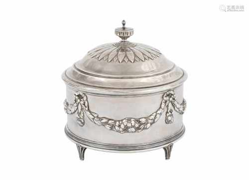 Ronde zilveren tabakspot, Lodewijk XVI op vier poten. Buik versierd met vier guirlandes met een