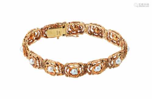 14-kt gouden schakelarmband met iedere schakel bezet met een parel. L. 18,5 cm. Tot. gew. ca. 27,8