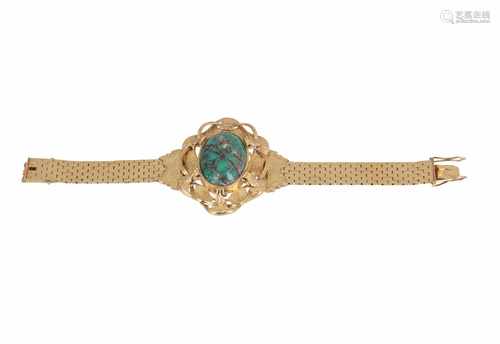 18-kt gouden schakelarmband met vast middenstuk, bezet met groene steen. L. 15,5 cm. tot. gew. ca.