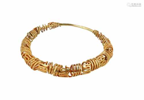 A 22-carat gold bracelet consisting of one intertwined twisted coil. Probably Mataram Kingdom, 7/