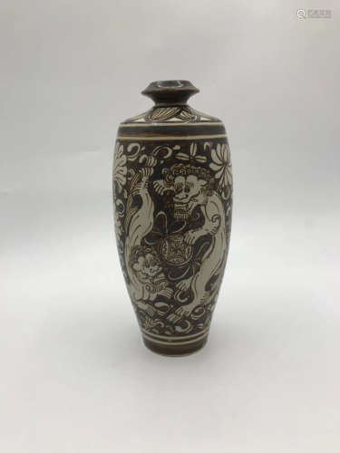 10TH-12TH CENTURY, A CIZHOU KILN LION PATTERN VASE, SONG DYNASTY