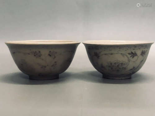 14 CENTURY, A PAIR OF LEAF PATTERN UNDERGLAZE RED BOWLS, MING DYNASTY