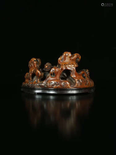 17-19TH CENTURY, A LION DESIGN BAMBOO CARVING BRUSH HOLDER, QING DYNASTY