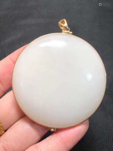 A GUANYIN PATTERN HETIAN JADE PENDANT WITH 18K GOLD