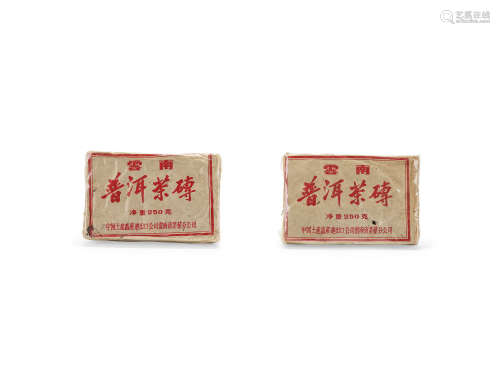 七○年代 七三朱砂红厚砖熟茶（两块）