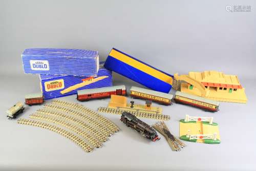 A Vintage Dublo Gauge Train Set