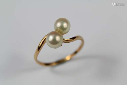 A Lady's Yellow Gold and Pearl Cross Over Ring