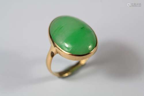 A Ladies Chinese 18ct Gold Jade Ring