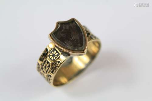 A Gentleman's 18ct Yellow Gold Mourning Ring