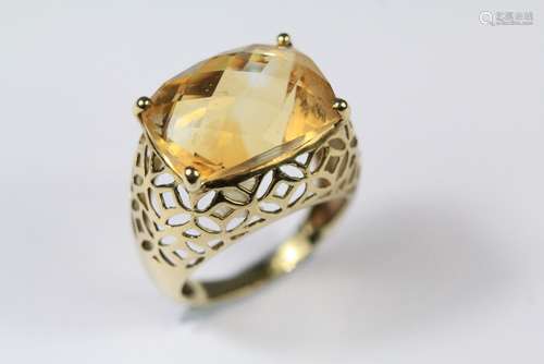 A 9ct Yellow Gold Yellow Stone Ring