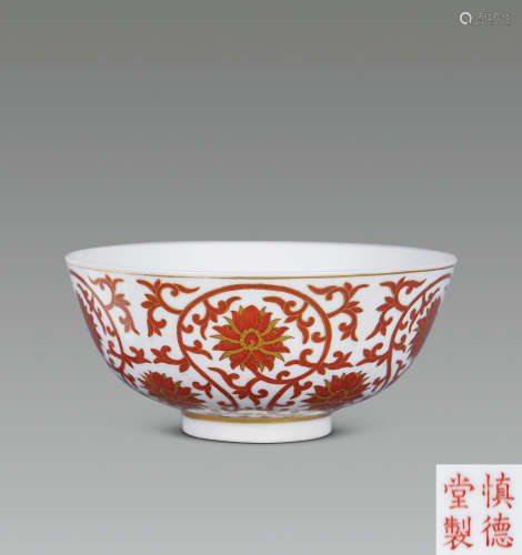 清 矾红描金花卉纹碗