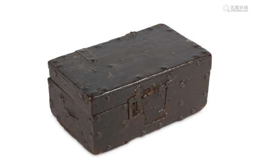 A SMALL 16TH / 17TH CENTURY OAK AND IRON TABLE CASKET of rectangular form with studded edges and