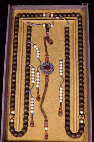 AN OLD CHENXIANG WOOD BEADS STRING NECKLACE