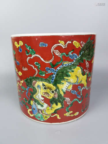 A RED GROUND FAMILLE-ROSE LION PATTERN BRUSH POT