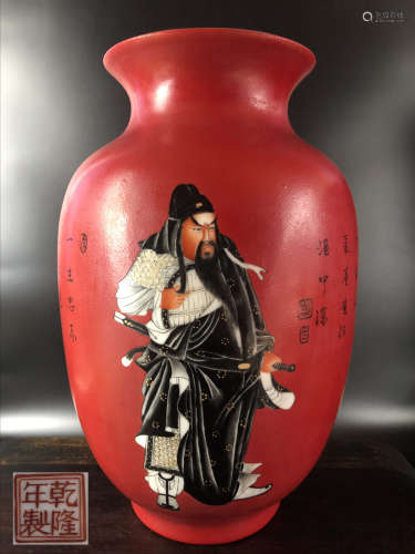 A RED GROUND GLAZE GUANGONG FIGURE PATTERN VASE