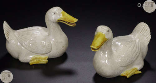 PAIR DUCK SHAPED ORNAMENT