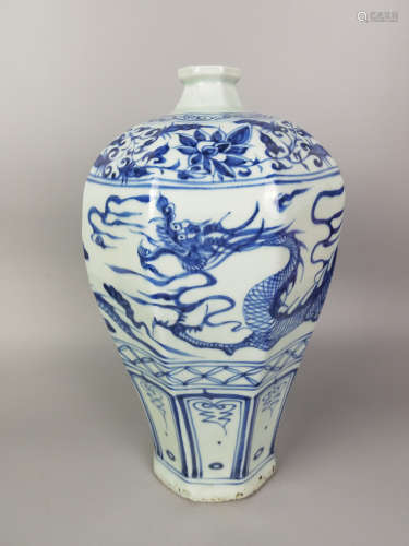 A BLUE AND WHITE DRAGON PATTERN MEI VASE