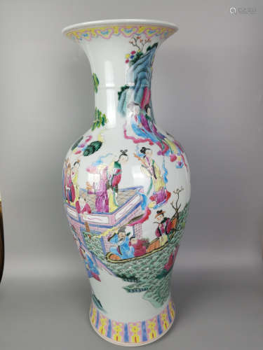 A FAMILLE-ROSE FIGURE PATTERN VASE