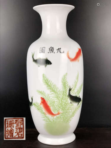 A NINE-FISH PATTERN FAMILLE-ROSE VASE