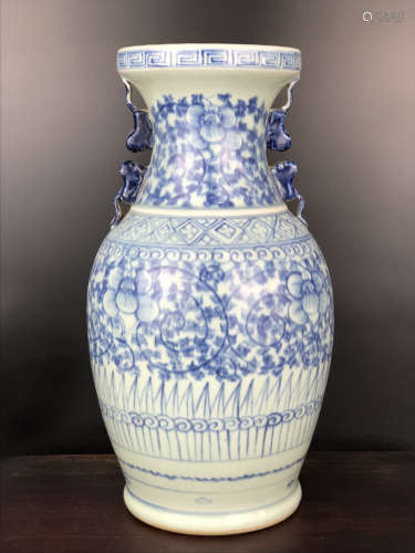 A BLUE AND WHITE FLORAL PATTERN VASE