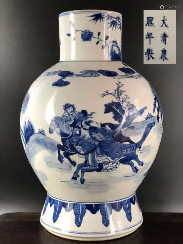 A BLUE AND WHITE FIGURE PATTERN VASE