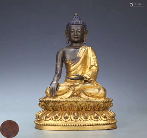 A GILT BRONZE MOLDED SHAKYAMUNI BUDDHA STATUE